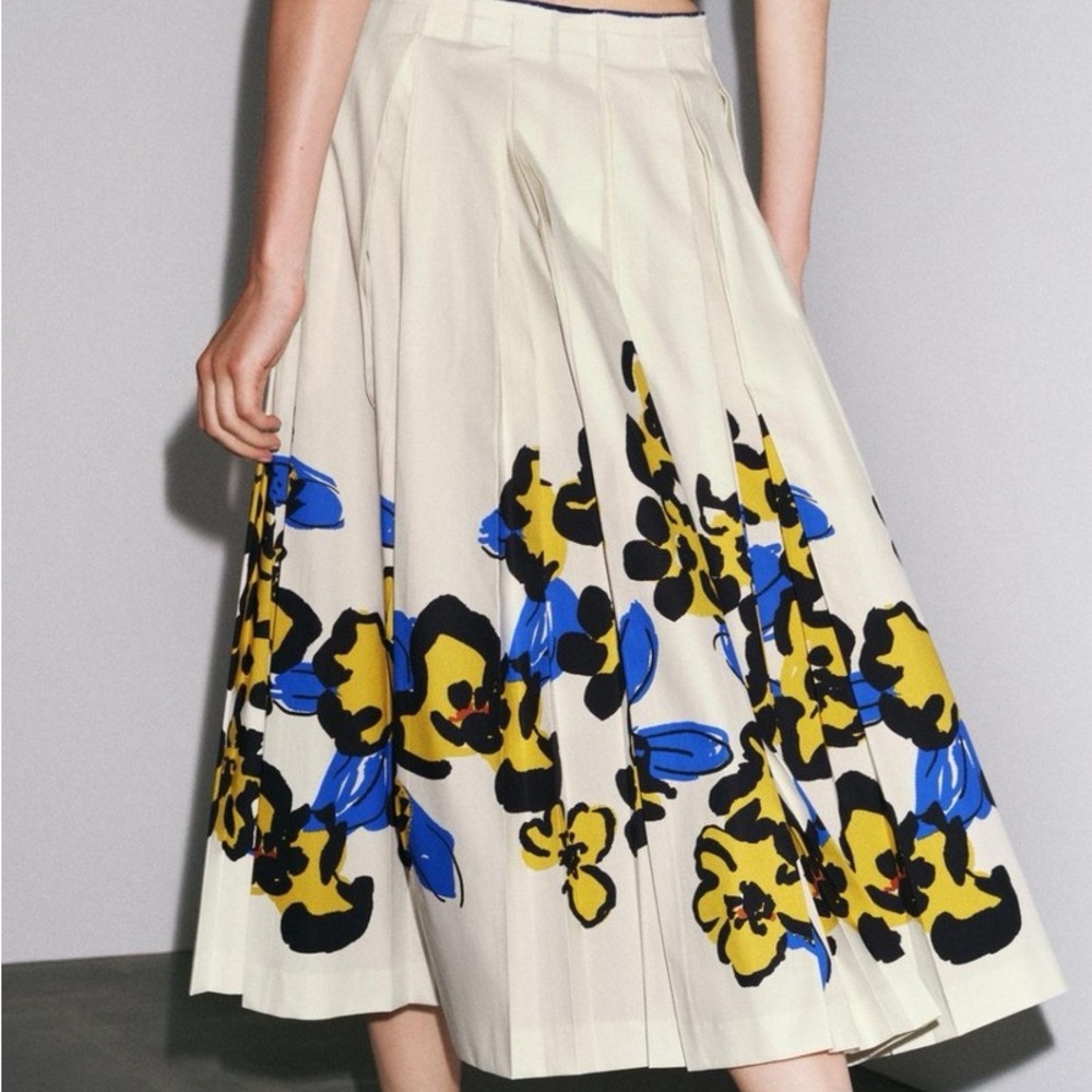 Zara Printed Floral Pleated Midi Skirt in size M